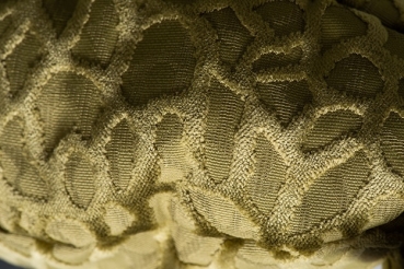 Preview: leseleuchte-henry-fuer-die-schulter-stoffmuster-fuer-leselampe-farbe-kiwi-trevira-velours-design-made-in-germany-hergestellt-in-deutschland